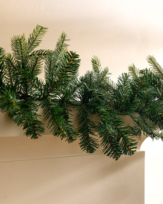 Guirlande artificielle pré-éclairée Grandis de 9 pi pour intérieur/extérieur