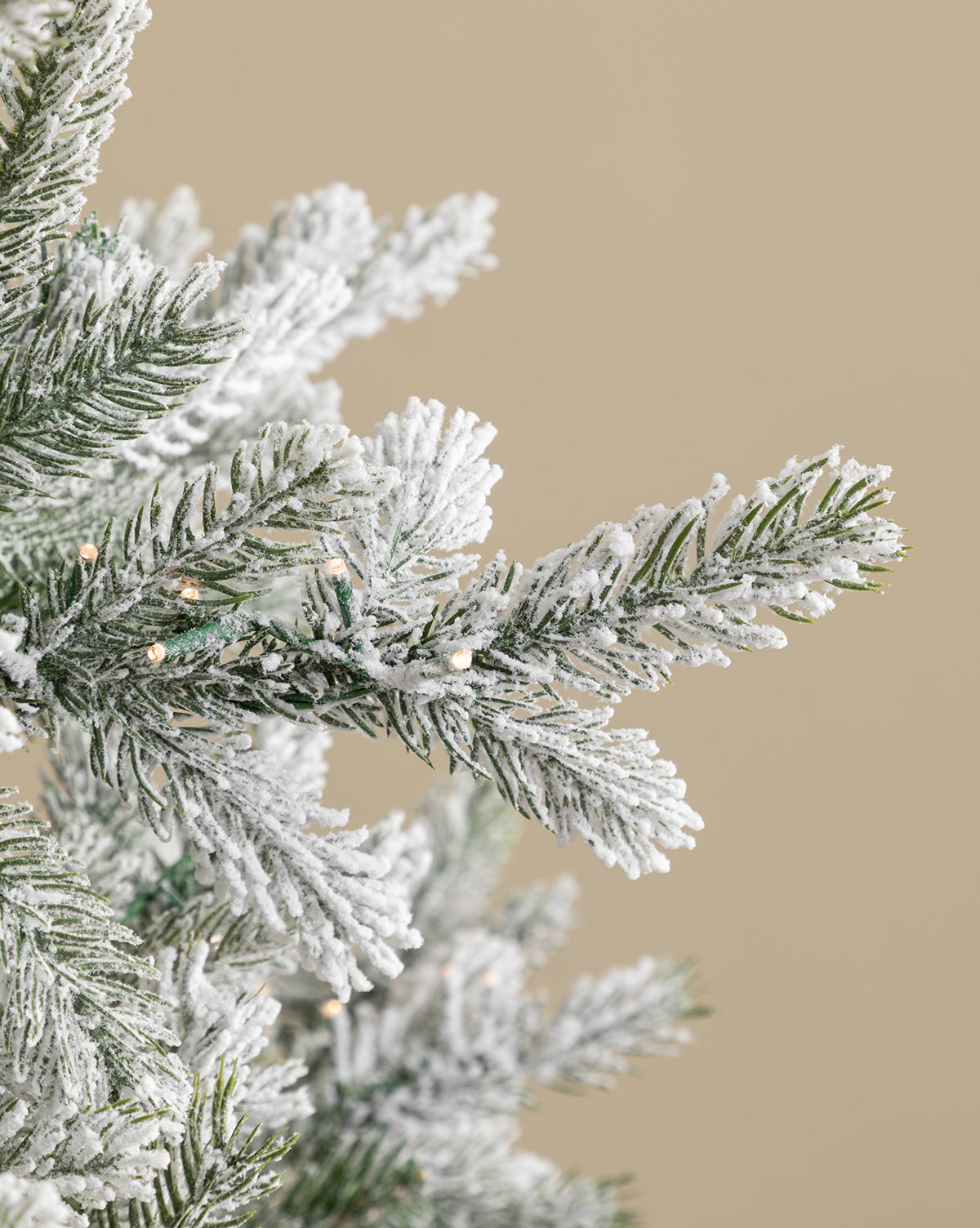 Sapin artificiel pré-éclairé Snowy Grandis de 7 pi