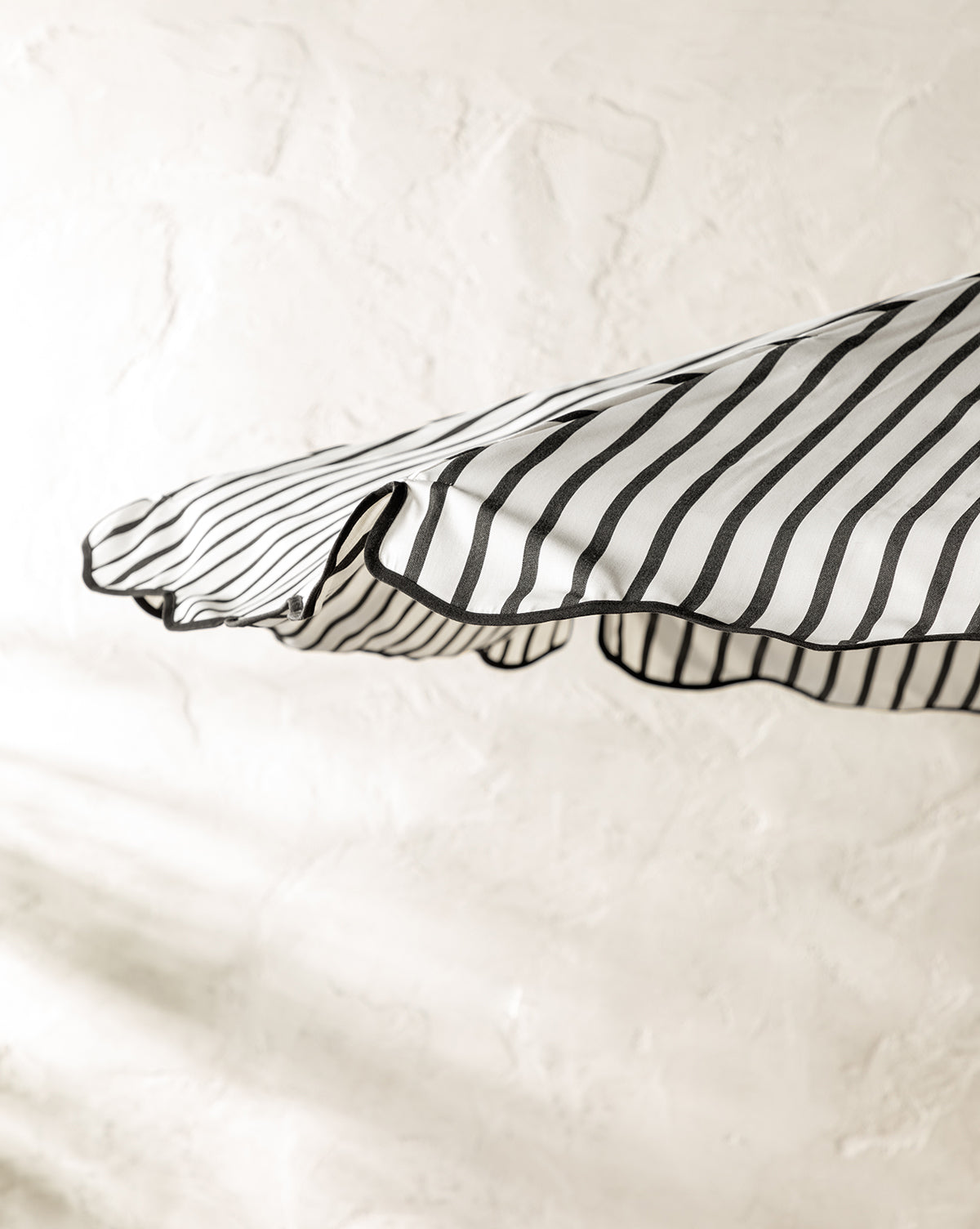 Le parapluie du marché à rayures noires de Monaco