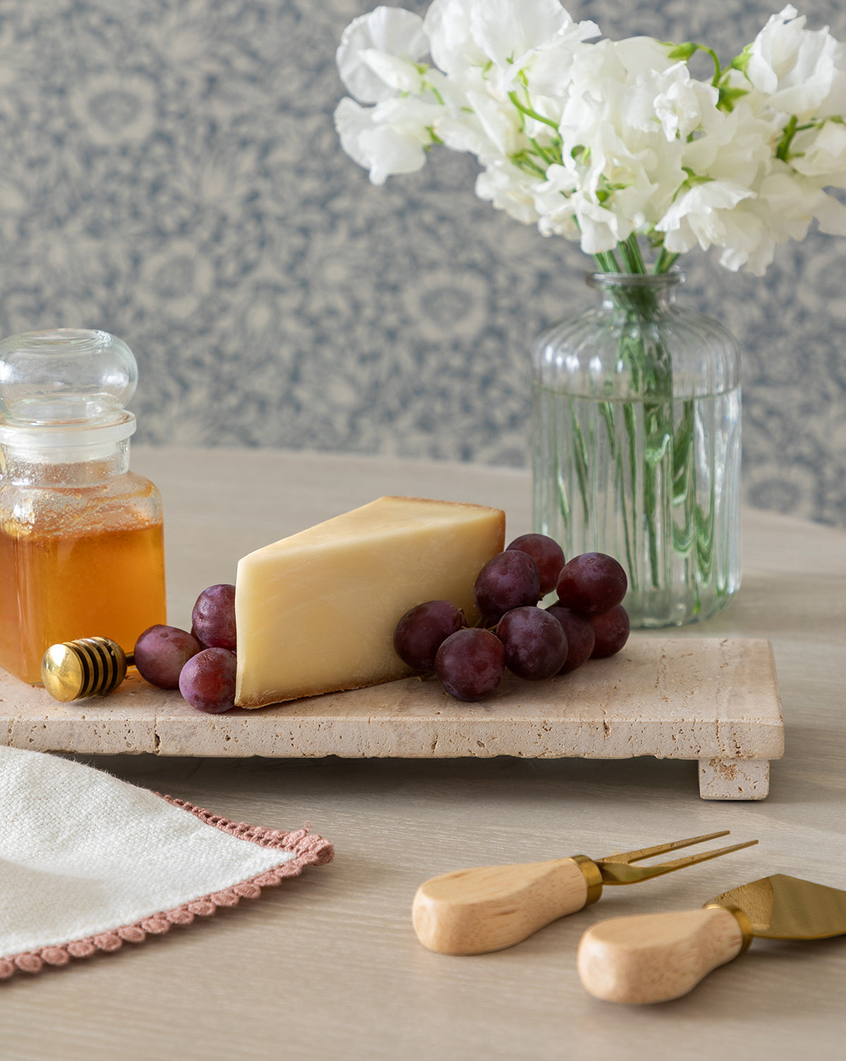 Planche de service sur pied en travertin beige