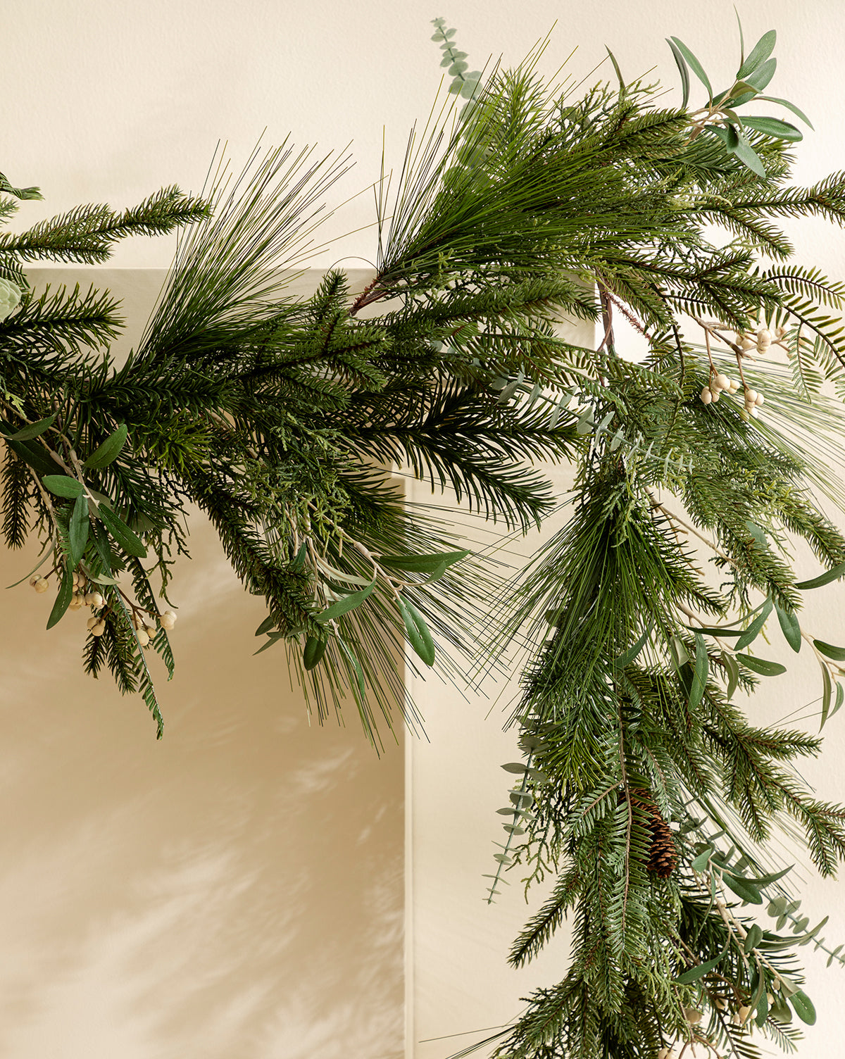 Guirlande artificielle de pommes de pin et de baies de 6 pi