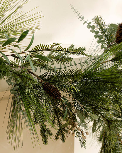 Guirlande artificielle de pommes de pin et de baies de 6 pi