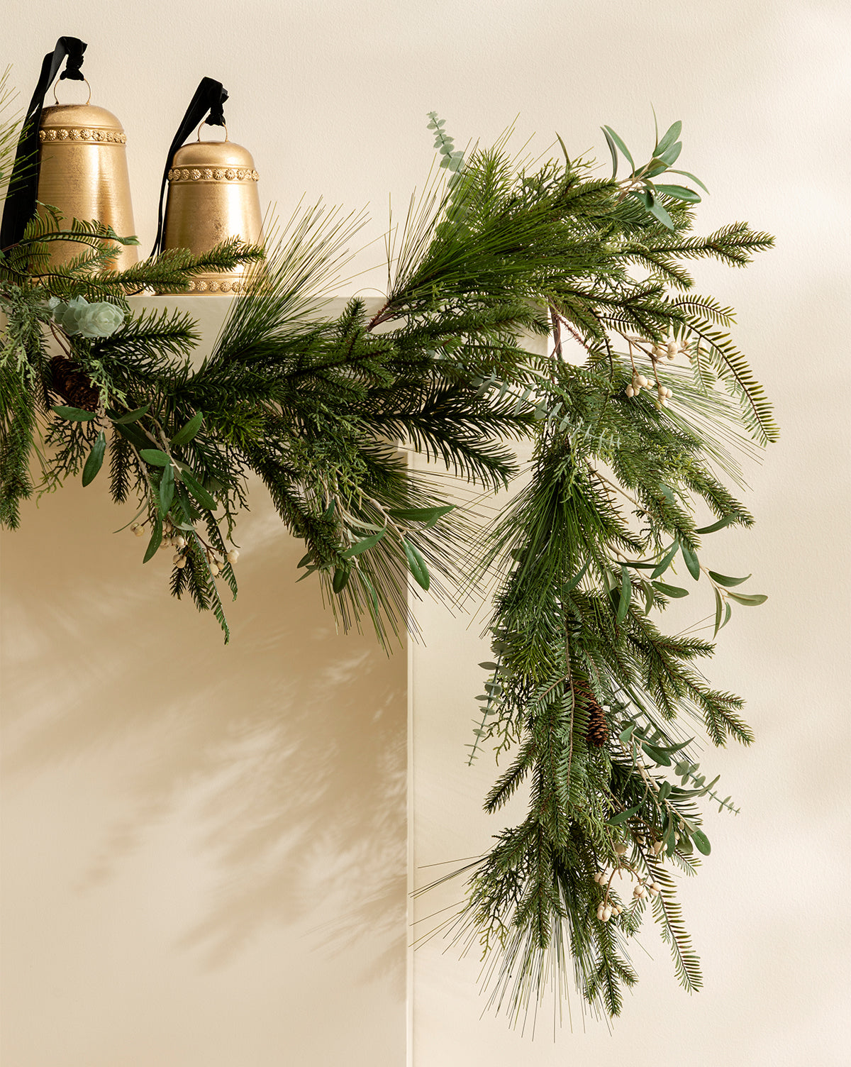 Guirlande artificielle de pommes de pin et de baies de 6 pi