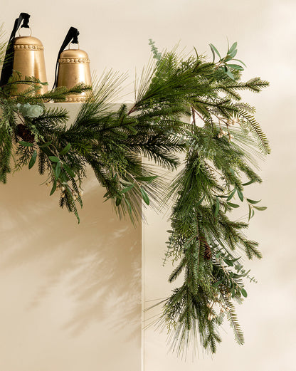 Guirlande artificielle de pommes de pin et de baies de 6 pi