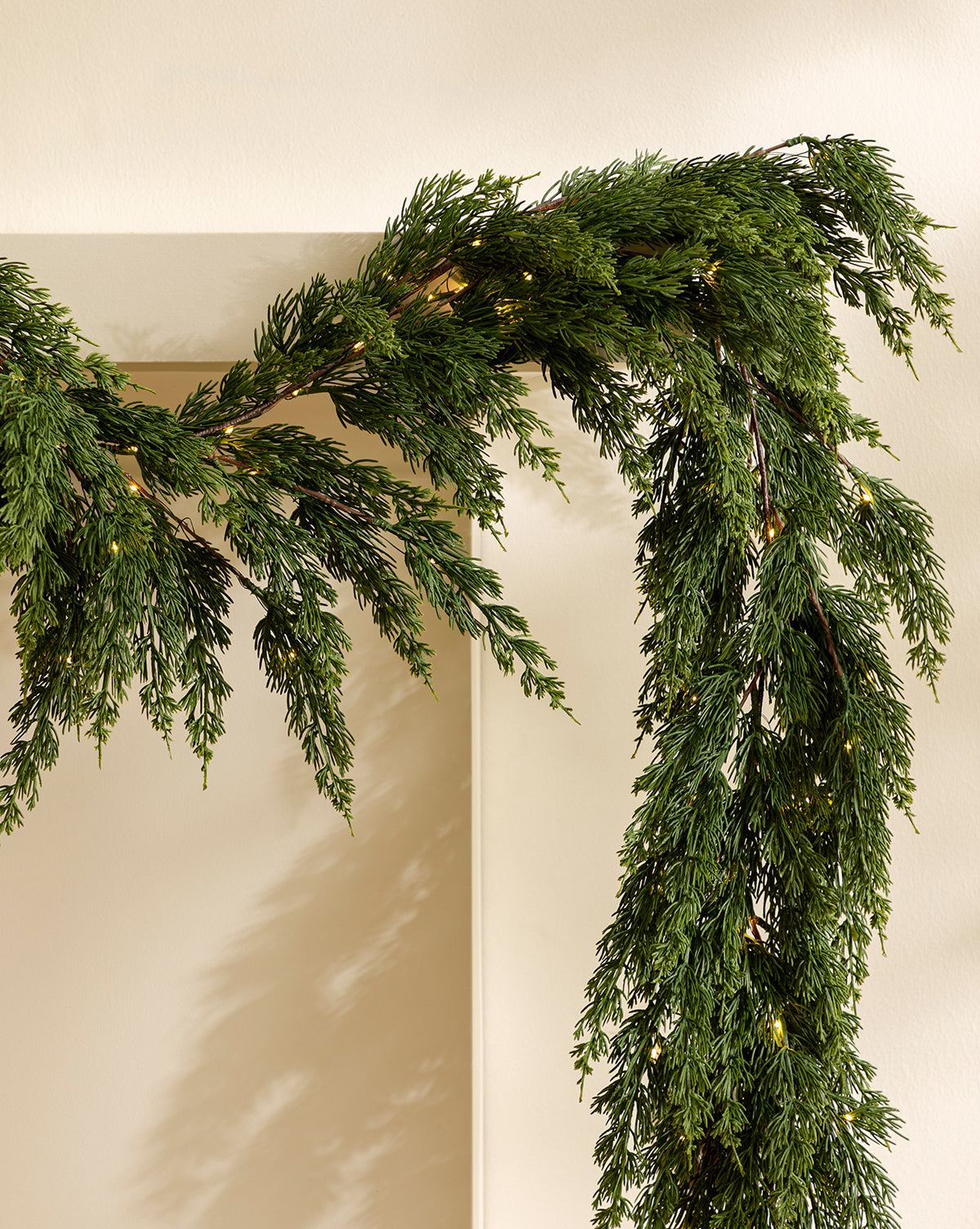 Guirlande artificielle pré-éclairée en cèdre de 6 pi