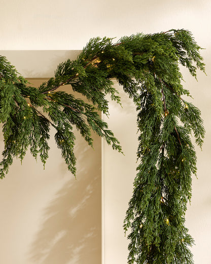 Guirlande artificielle pré-éclairée en cèdre de 6 pi