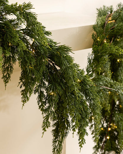 Guirlande artificielle pré-éclairée en cèdre de 6 pi