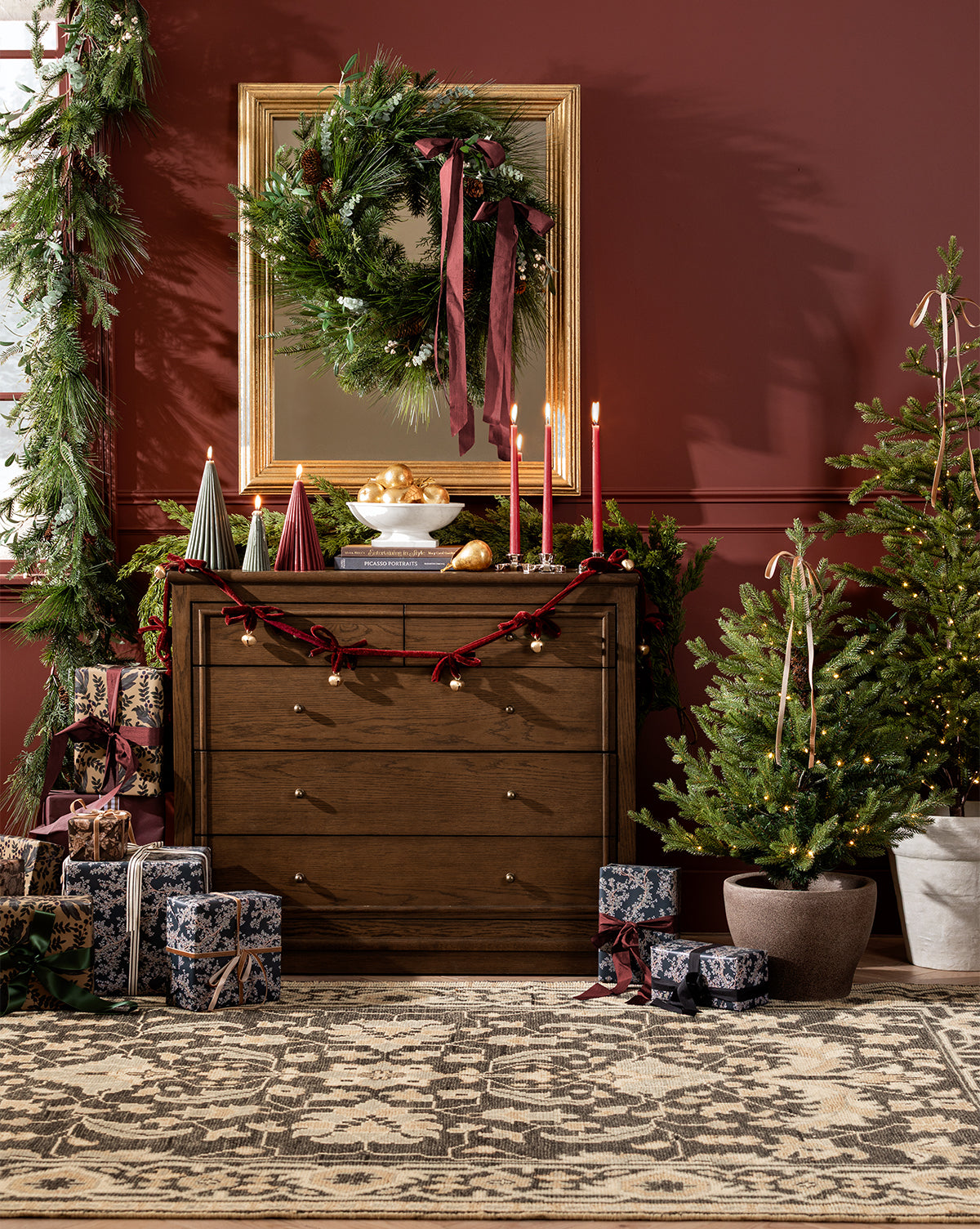 Couronne artificielle de 24 pommes de pin et baies