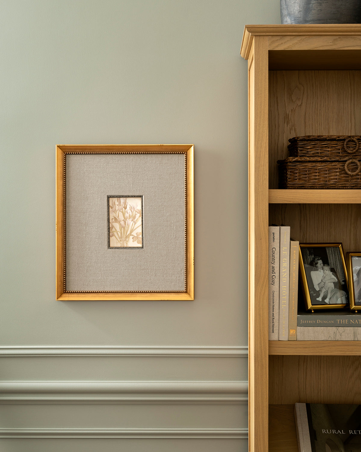 Iris violets dans des vases