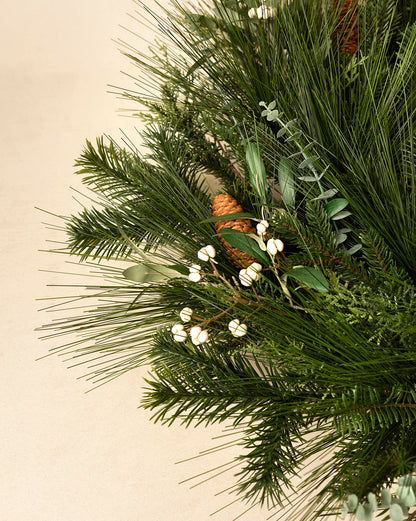 Couronne artificielle de 24 pommes de pin et baies
