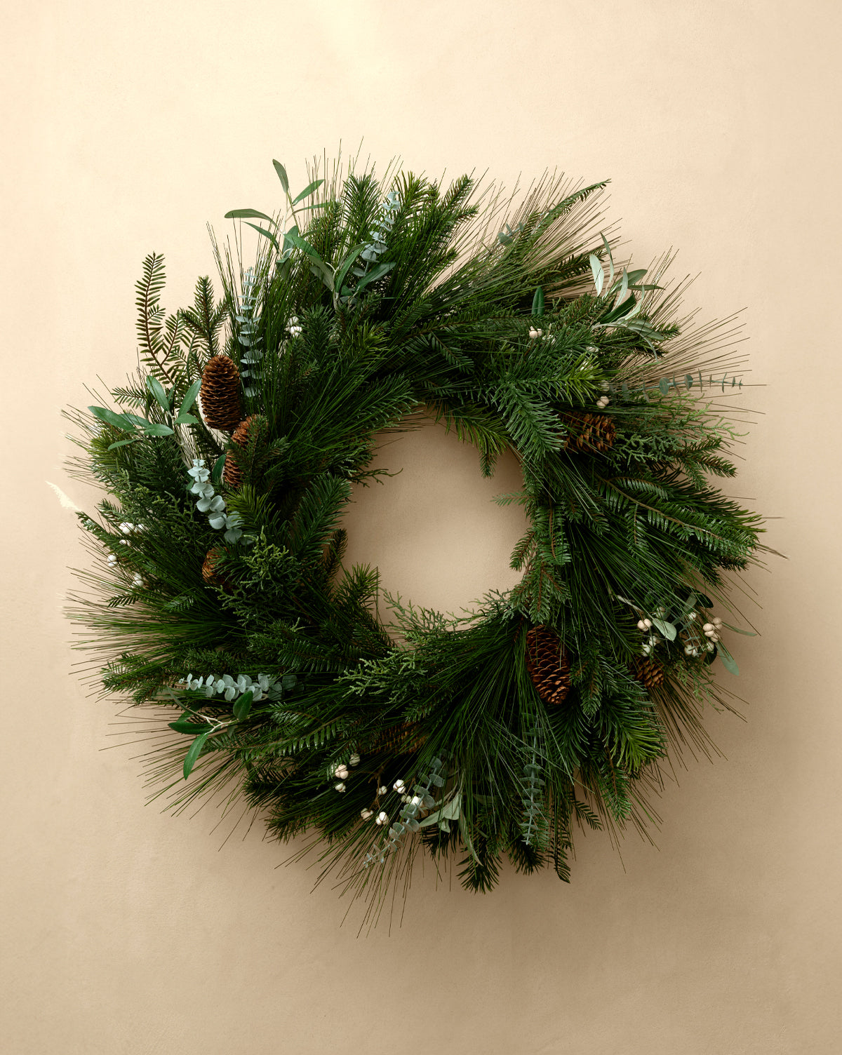 Couronne artificielle de 24 pommes de pin et baies