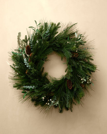 Couronne artificielle de 24 pommes de pin et baies