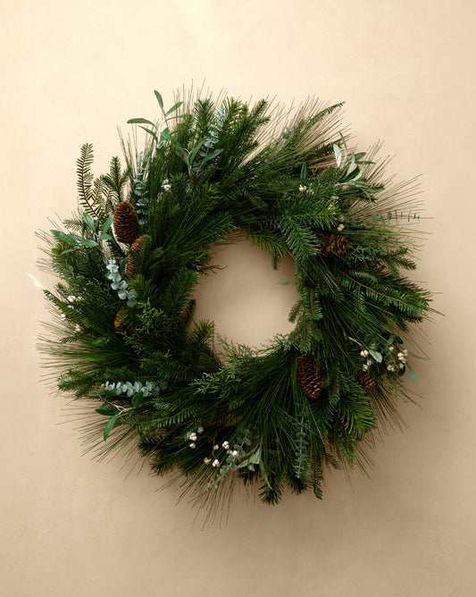 Couronne artificielle de 24 pommes de pin et baies