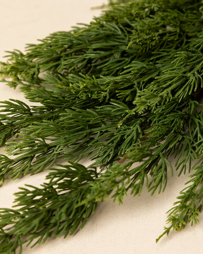 Guirlande artificielle pré-éclairée en cèdre de 6 pi