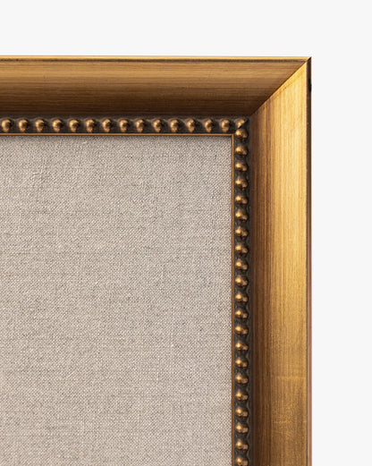 Iris violets dans des vases