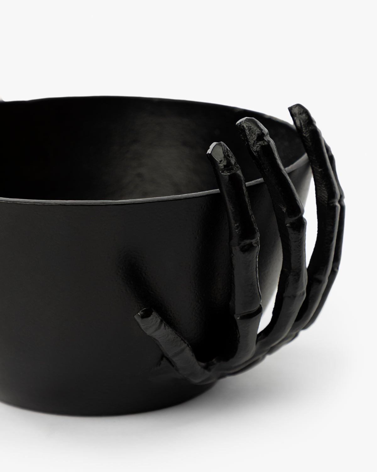 Bol à friandises en forme de mains de squelette