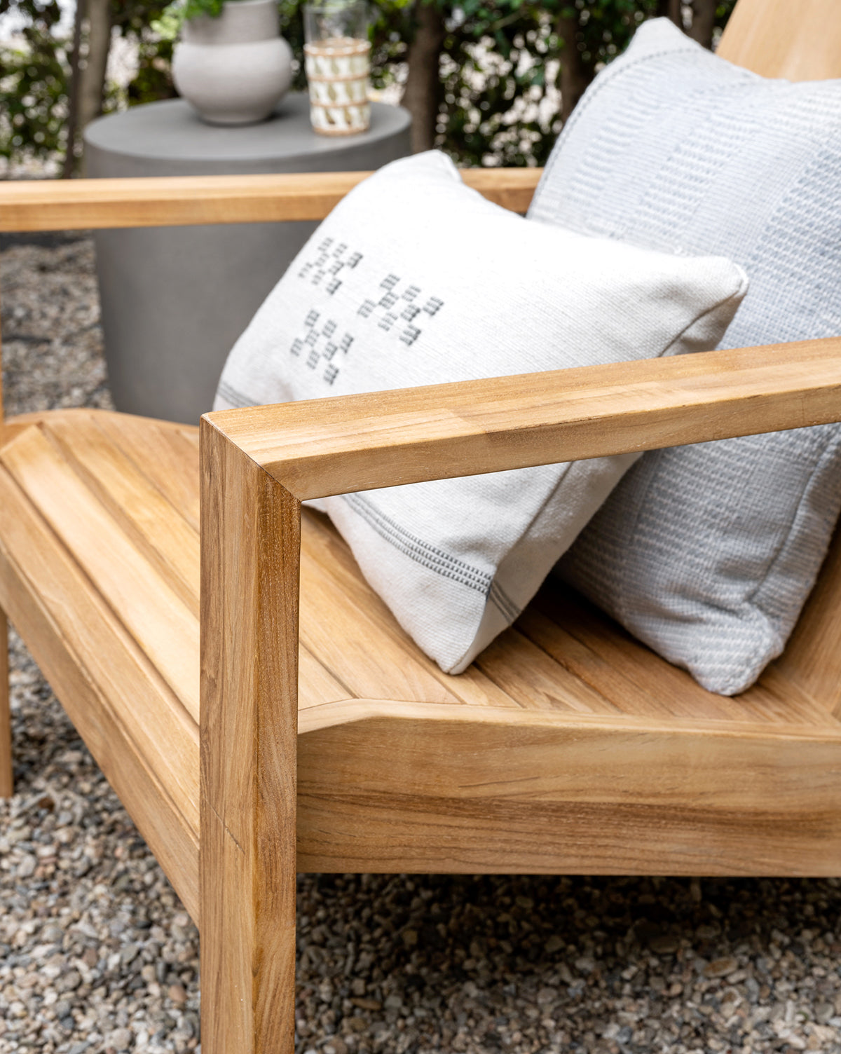 Chaise longue d'extérieur en teck Triby