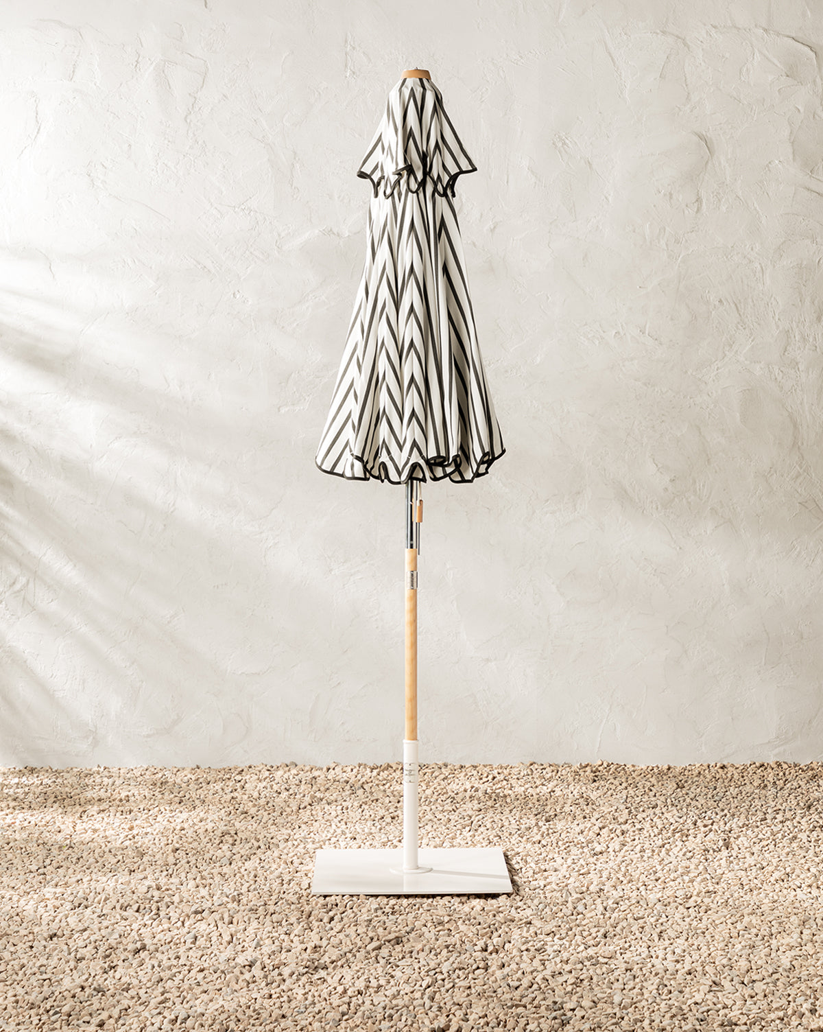 Le parapluie du marché à rayures noires de Monaco