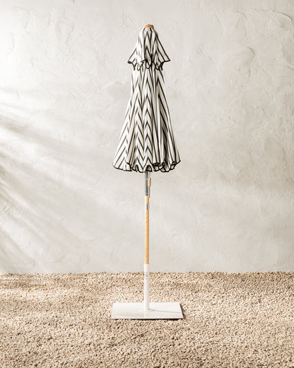 Le parapluie du marché à rayures noires de Monaco