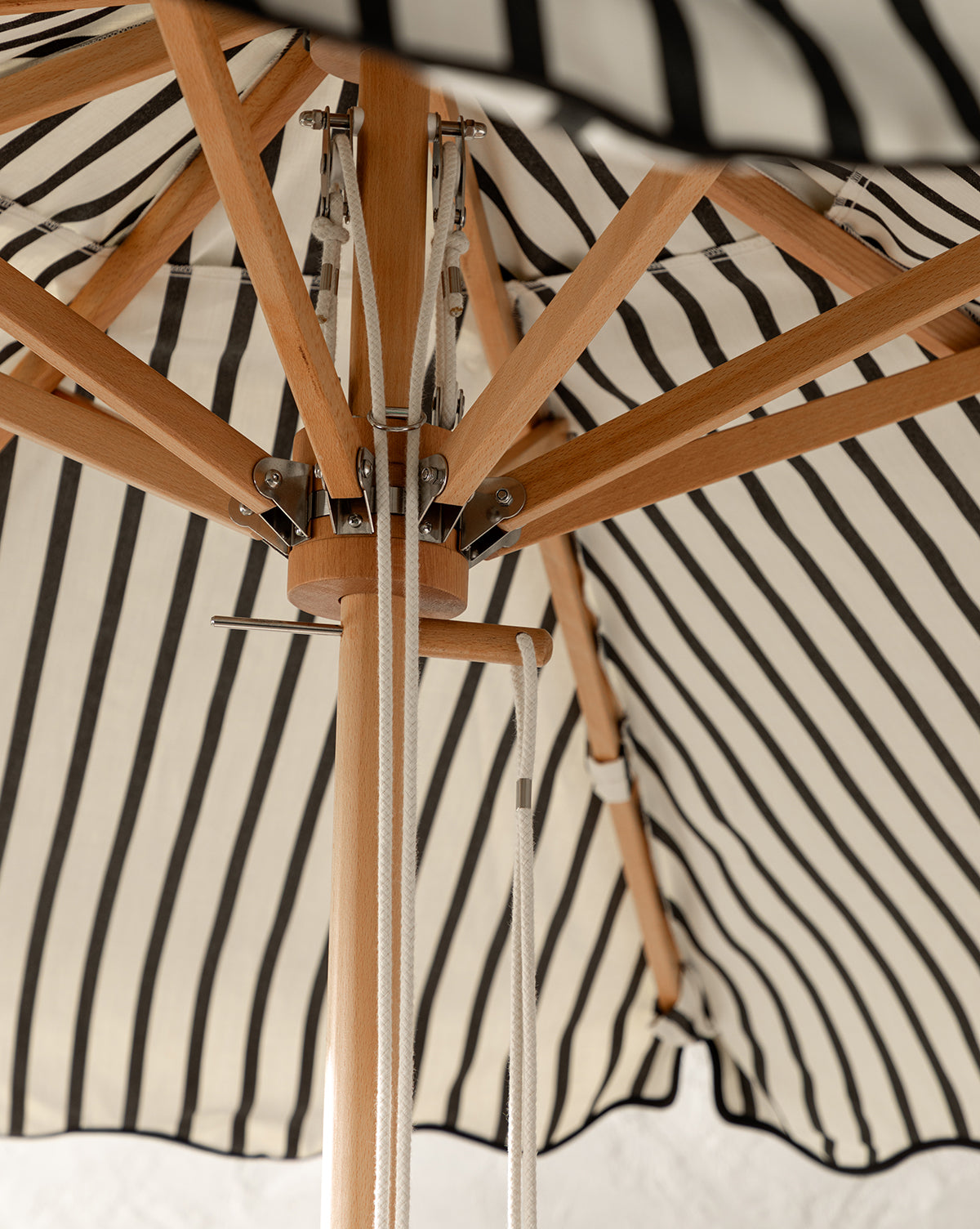 Le parapluie du marché à rayures noires de Monaco