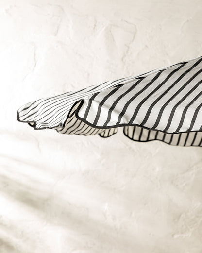 Le parapluie du marché à rayures noires de Monaco