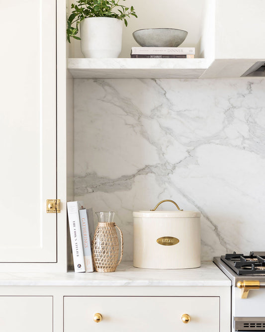 Boîte à pain en métal avec détails en laiton