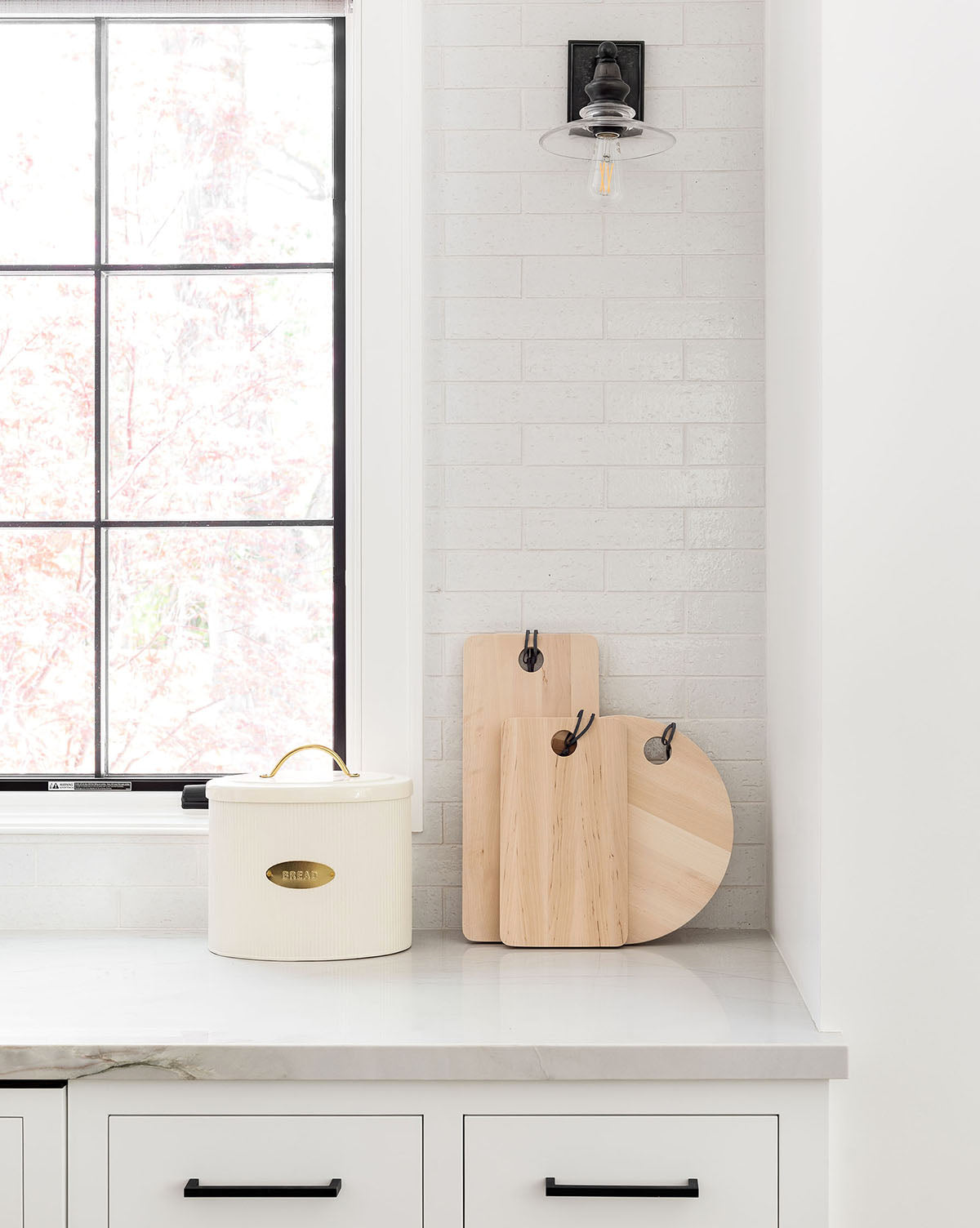 Boîte à pain en métal avec détails en laiton