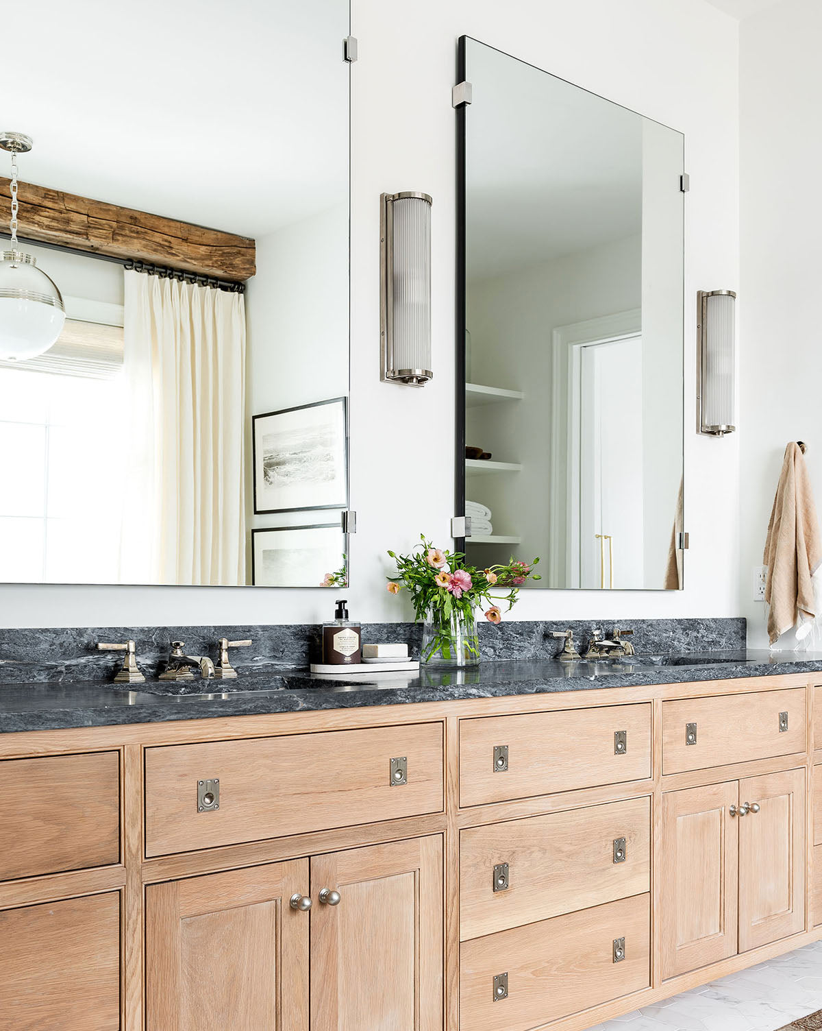 Lampe à tige en verre pour commode